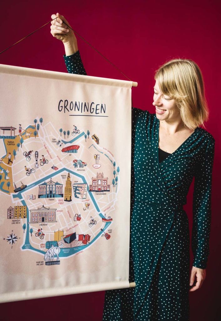 Karin van der Vegt met Groningen textielposter